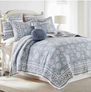 Levtex Home Adare Blue Reversible Full/Queen Quilt Set (88x92in) 2 Pillow Shams
